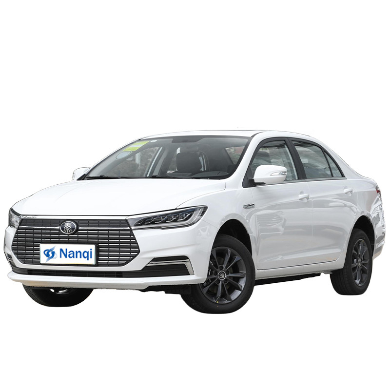 Vehículos eléctricos puros BYD Qin EV Nueva energía 136P 4 puertas 5 asientos sedán